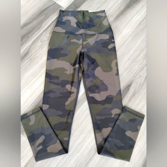 AERIE OFFLINE "REAL ME" CAMO LEGGINGS - Picture 3 of 6